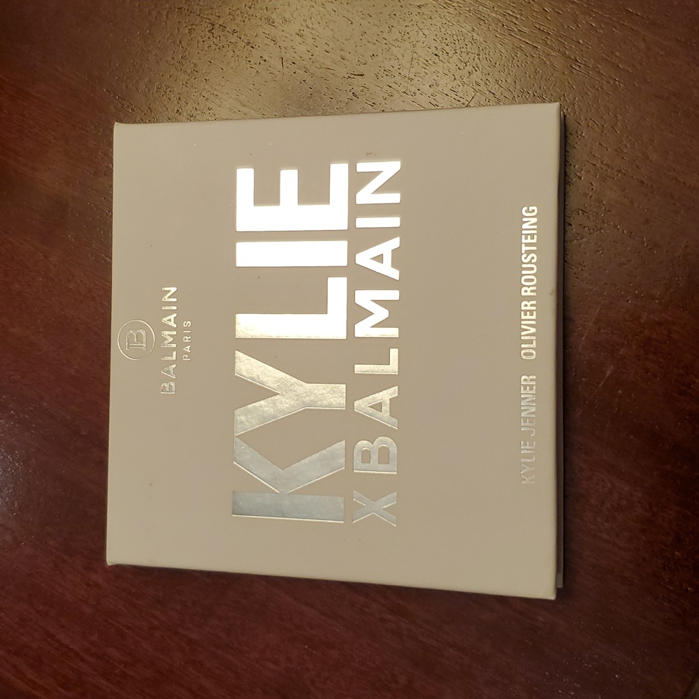 KYLIE X BALMAIN PRESSED POWDER EYE SHADOW PALLET MAIN EVENT MODEL PFW CATWALK